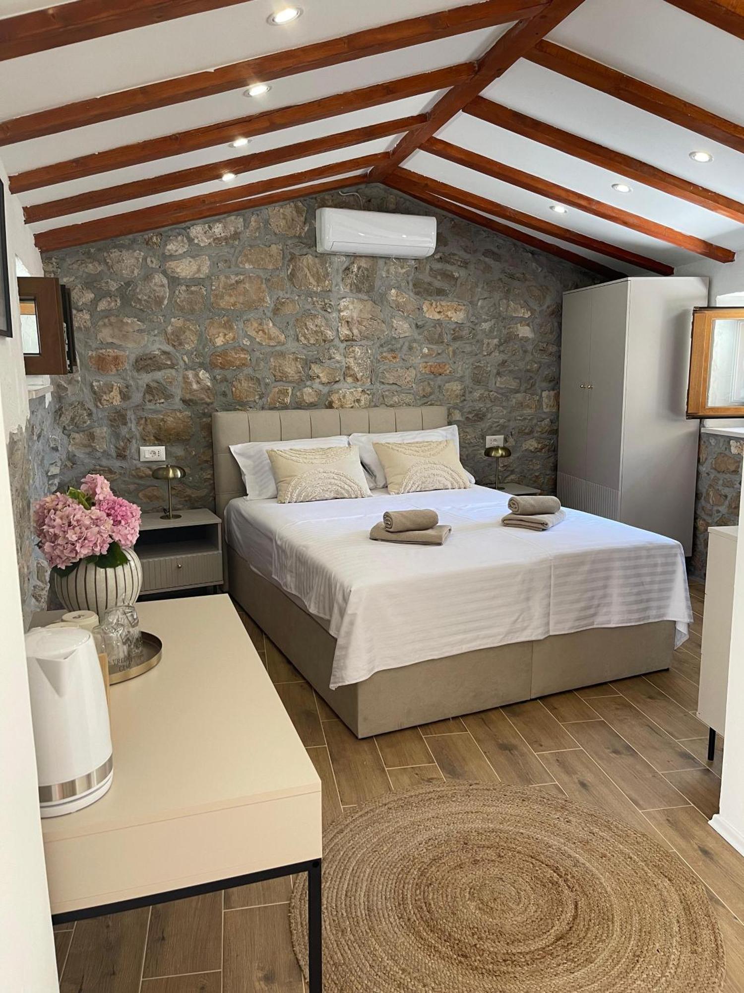 Monte Cristo Wines & Rooms Kuna Pelješka 外观 照片